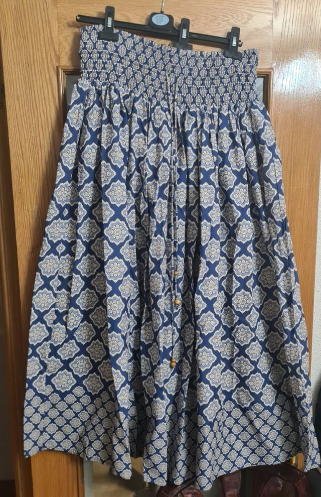 Falda larga azul estampada