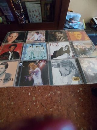 12 CDs de reconocidos cantantes.