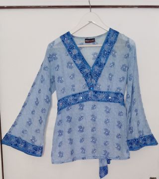 Blusa azul estampada.
