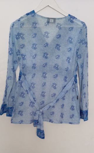 Blusa azul estampada.
