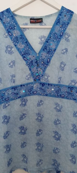 Blusa azul estampada.

