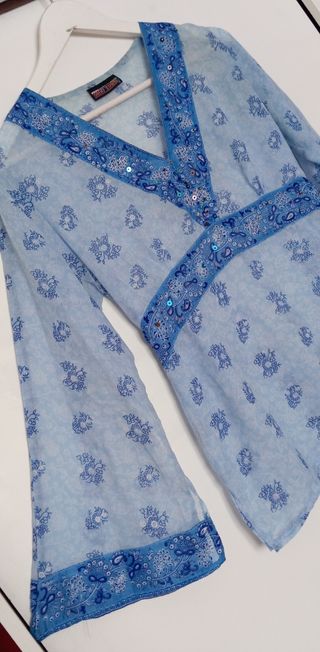 Blusa azul estampada.
