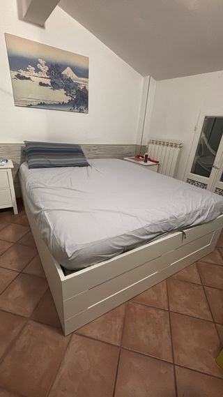 Letto matrimoniale bianco con cassetti