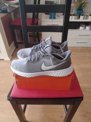 Zapatillas Nike Revolution 46 Gris