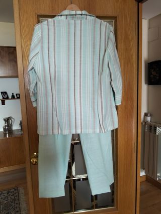 Traje pantalón talla 46-48
Chaqueta a rayas y liso