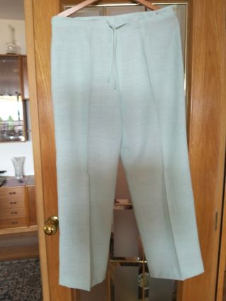 Traje pantalón talla 46-48
Chaqueta a rayas y liso
