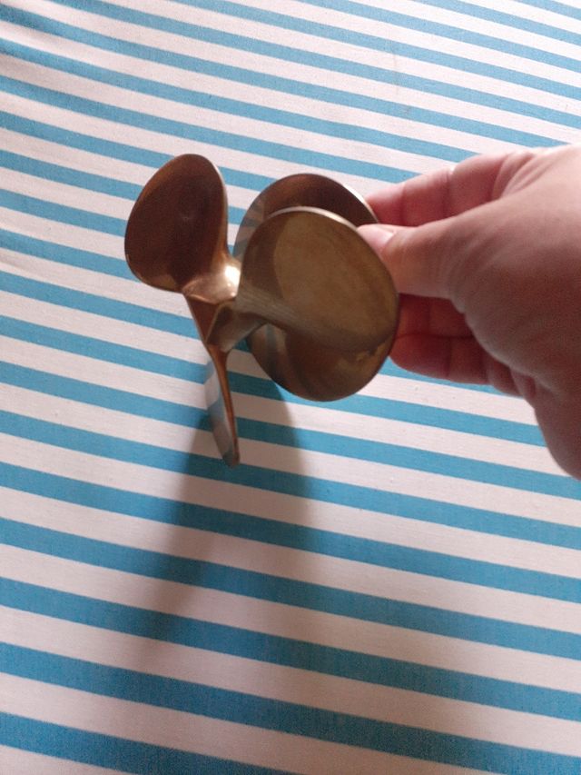 Réplica hélice barco bronce