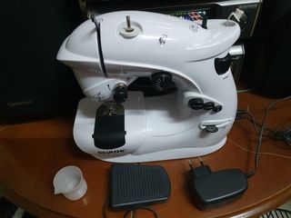 Mini máquina de coser SILVANO 