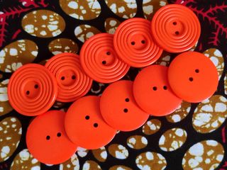 10 botões grandes madeira laranja novos