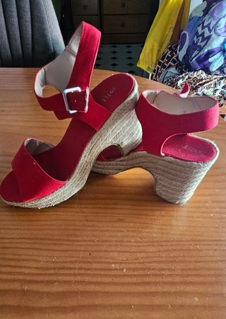 Sandalias rojas cuña esparto