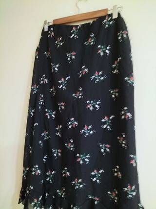 Falda midi negra floral 42/44