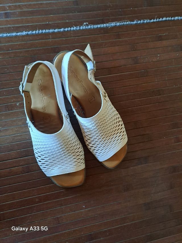 Sandalias Sandra Fontan  Blancas tacon intermedio