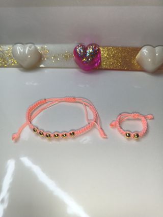 Pulseras artesanales: rojas y azules