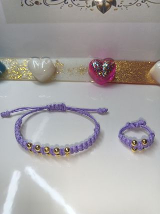 Pulseras artesanales: rojas y azules