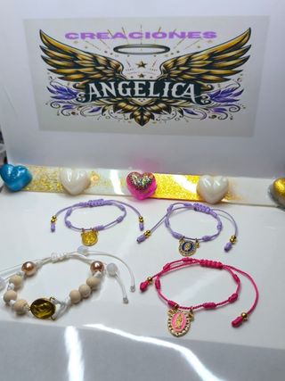 Pulseras artesanales: rojas y azules