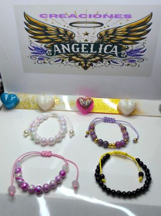 Pulseras artesanales: rojas y azules