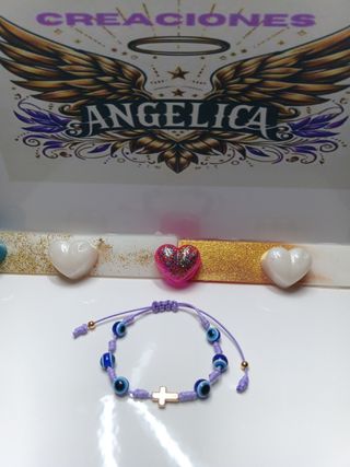 Pulseras artesanales: rojas y azules