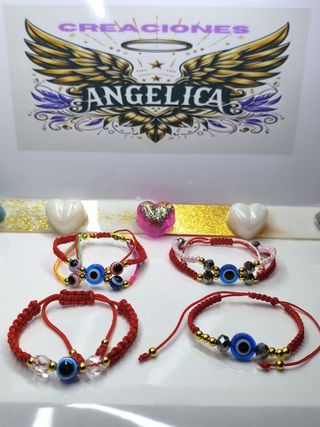 Pulseras artesanales: rojas y azules