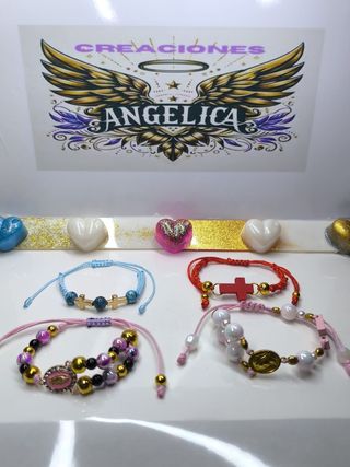 Pulseras artesanales: rojas y azules