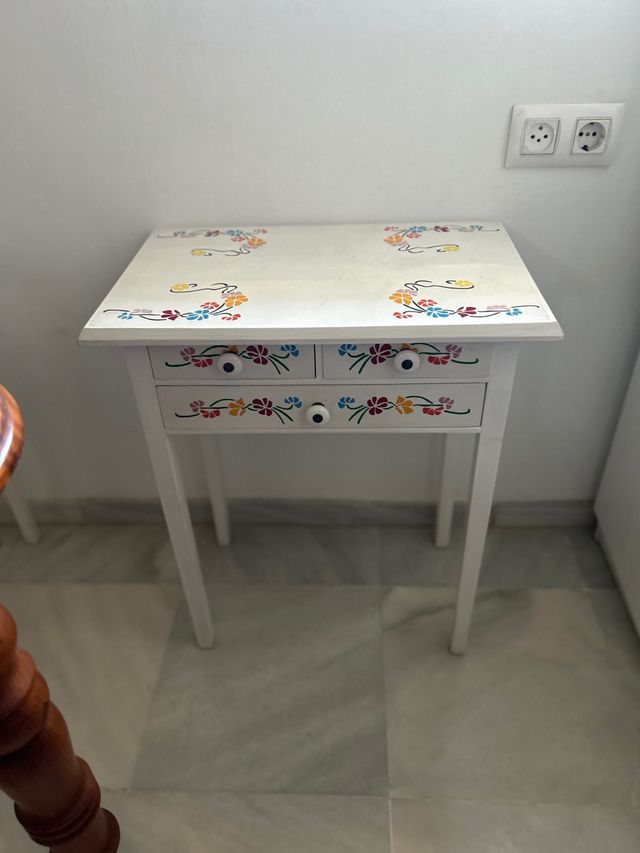 Mesa auxiliar blanca con flores