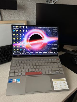ASUS Zenbook 14X OLED, i7, 16 GB di RAM, SSD da 512 GB.