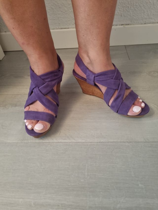 Sandalias tacón cuña púrpura