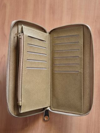 Monedero beige con cremallera