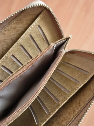 Monedero beige con cremallera