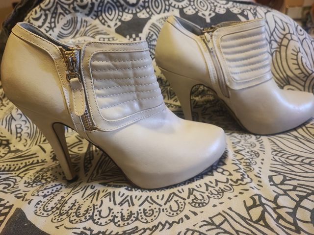 Botines beige tacón alto
