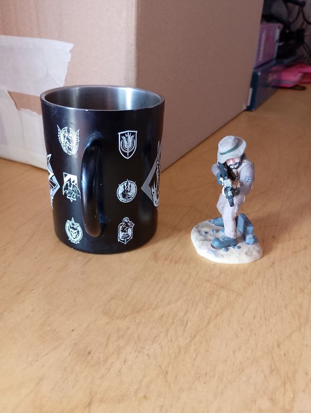 Taza y figura Call of Duty MW