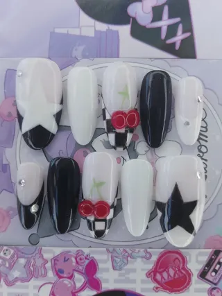 Uñas press on cerezas