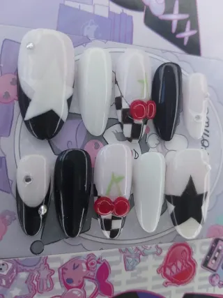 Uñas press on cerezas