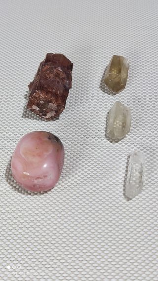 Minerales: Lote de Aragonito, ópalo rosa y cuarzos