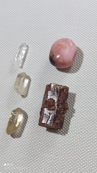 Minerales: Lote de Aragonito, ópalo rosa y cuarzos