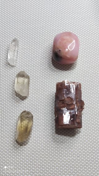 Minerales: Lote de Aragonito, ópalo rosa y cuarzos
