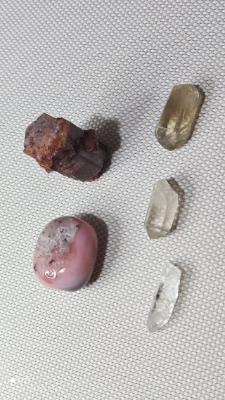 Minerales: Lote de Aragonito, ópalo rosa y cuarzos