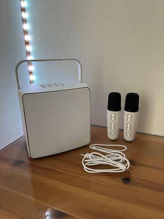 Karaoke Portátil K7 con luces LED y 2 microfonos.