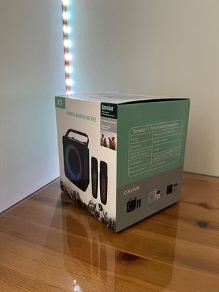 Karaoke Portátil K7 con luces LED y 2 microfonos.