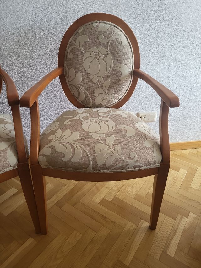 2 Sillas madera estilo clásico