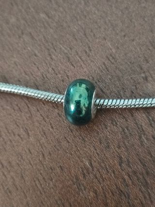 Charm perla verde esmeralda nacarado