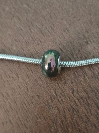 Charm perla verde esmeralda nacarado