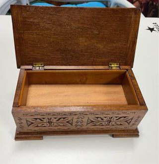 Joyero de madera tallada