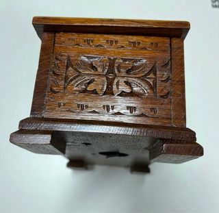 Joyero de madera tallada