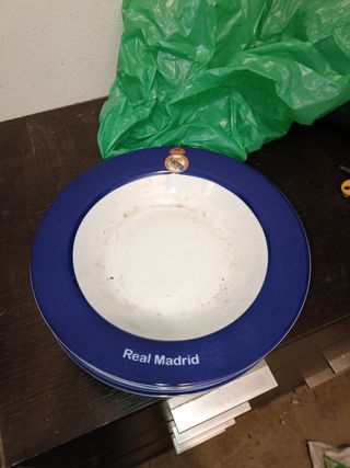 Conjunto de platos y vasos del Real Madrid.