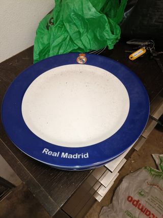 Conjunto de platos y vasos del Real Madrid.