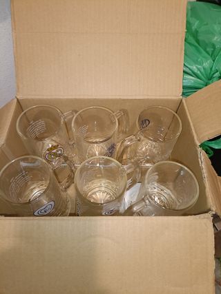 Conjunto de platos y vasos del Real Madrid.