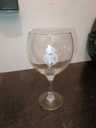 Conjunto de platos y vasos del Real Madrid.