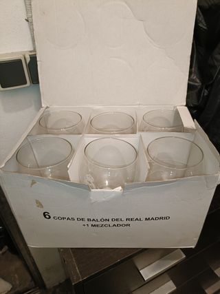 Conjunto de platos y vasos del Real Madrid.