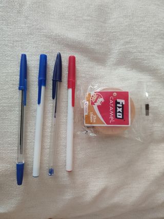 Te regalo con la cinta adhesiva los bolígrafos
