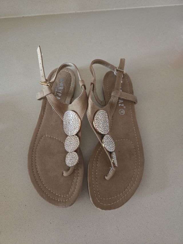 Sandalias MARIPA beige con diseño de brillantes